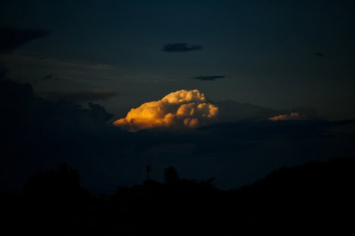 夕日に浮かび上がる丸い雲の表情と空のグラデーション