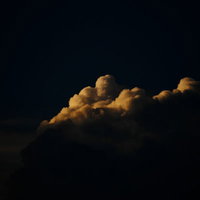 夕日に浮かび上がる積乱雲の形の写真