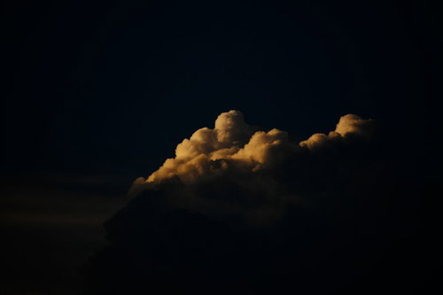 夕日に浮かび上がる積乱雲の形と色合い、黄金色に輝く夕景