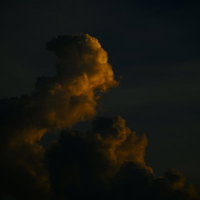 夕日に照らされる巨大な積乱雲の雄大な空景の写真