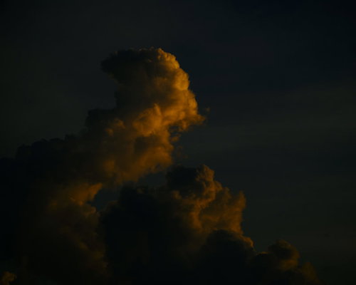 夕日に照らされる巨大な積乱雲の雄大な空景