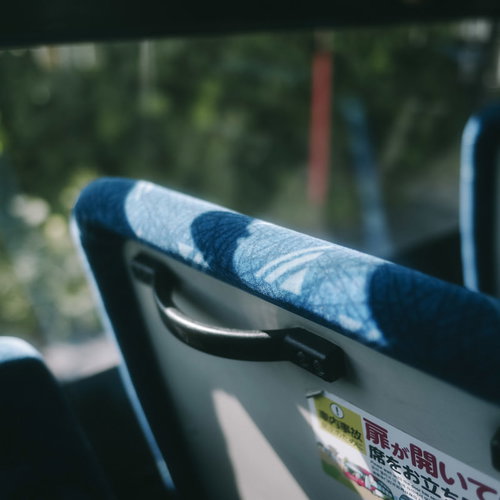 バスの座席と取っ手 青色シートとヘッドレスト付き