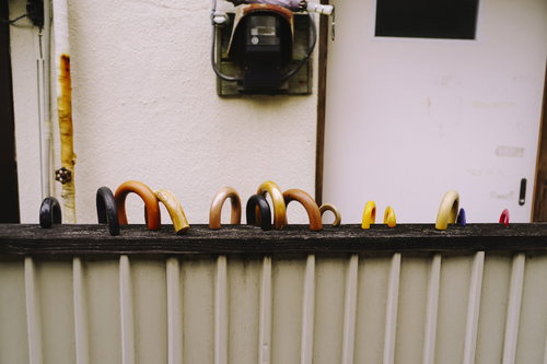 柵につかまるように据えられた溜まる傘