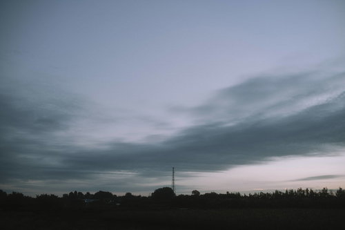 流れゆく雲とゆっくりとやってくる朝焼けの空