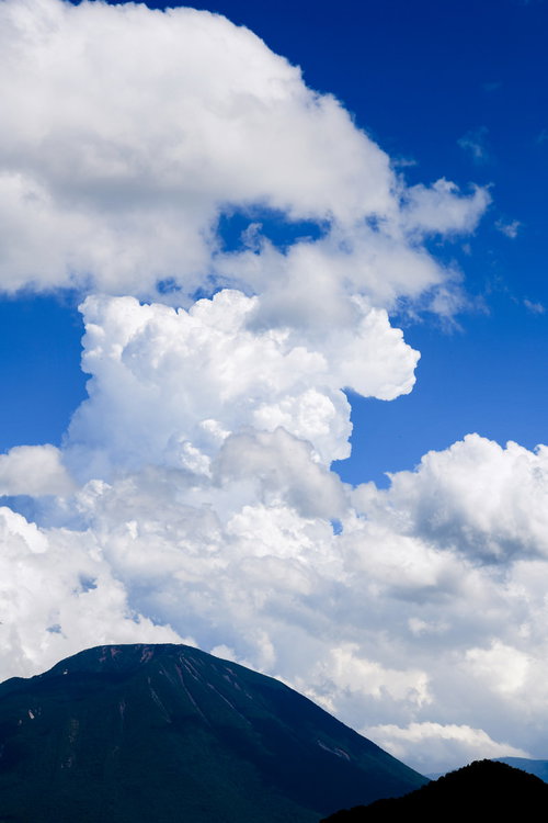 男体山の山頂にかかる巨大で真っ白な入道雲