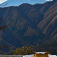 富士山を背景にした富士山型プリンとデザートの写真