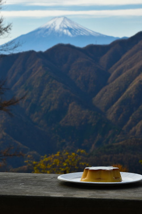 富士山を背景にした富士山型プリンとデザート