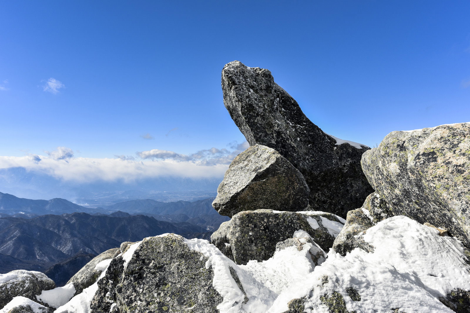 冬の金峰山・砂払ノ頭の巨岩と雲海