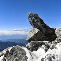 天へと突き上げる砂払ノ頭（金峰山）の写真