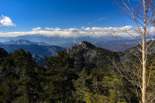 奥秩父から見る雲に覆われた南アルプス（金峰山）