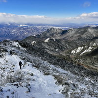 砂払ノ頭から稜線へと向かって歩く登山者たち（金峰山・100名山）の写真