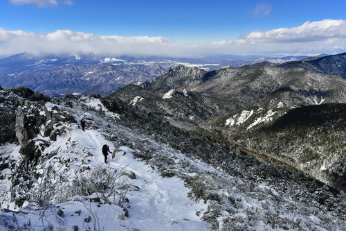 砂払ノ頭から稜線へと向かって歩く登山者たち（金峰山・100名山）