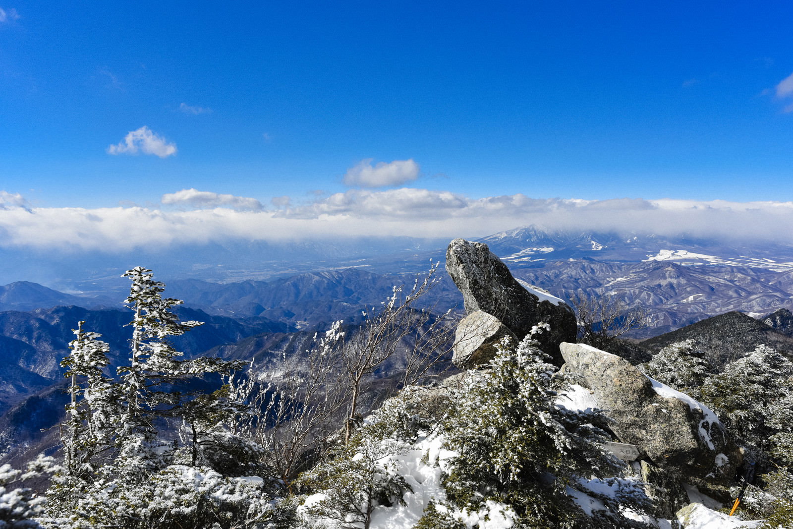 金峰山から見た砂払ノ頭と八ヶ岳の雪化粧した冬の山岳風景
