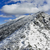 金峰山山頂へと続く雪の登山道の写真