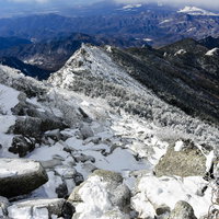 冬の金峰山、鋭利な刃物のような雪の稜線と岩峰の写真