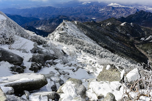 冬の金峰山、鋭利な刃物のような雪の稜線と岩峰
