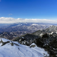 雲の中にそびえる八ヶ岳（金峰山）の写真