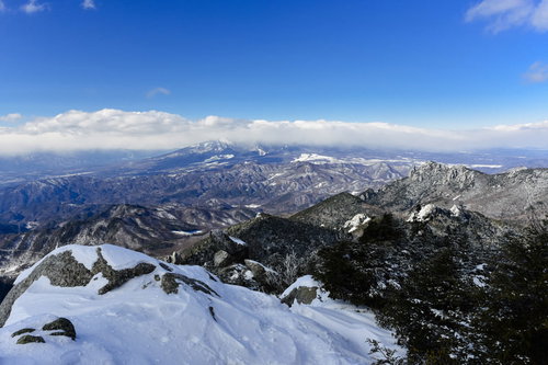 雲の中にそびえる八ヶ岳（金峰山）