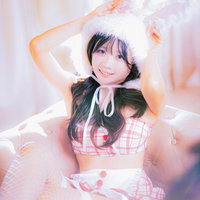 ピンクのチェック柄衣装でうさぎコスプレをする女性のポトレの写真