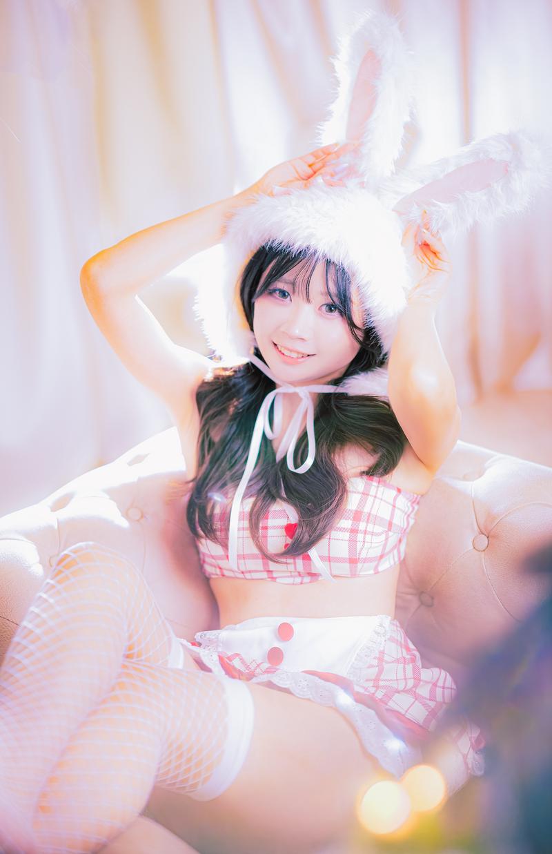 ピンク系チェック柄のコスプレ衣装でうさ耳をつけた女性［モデル：れいか氏］