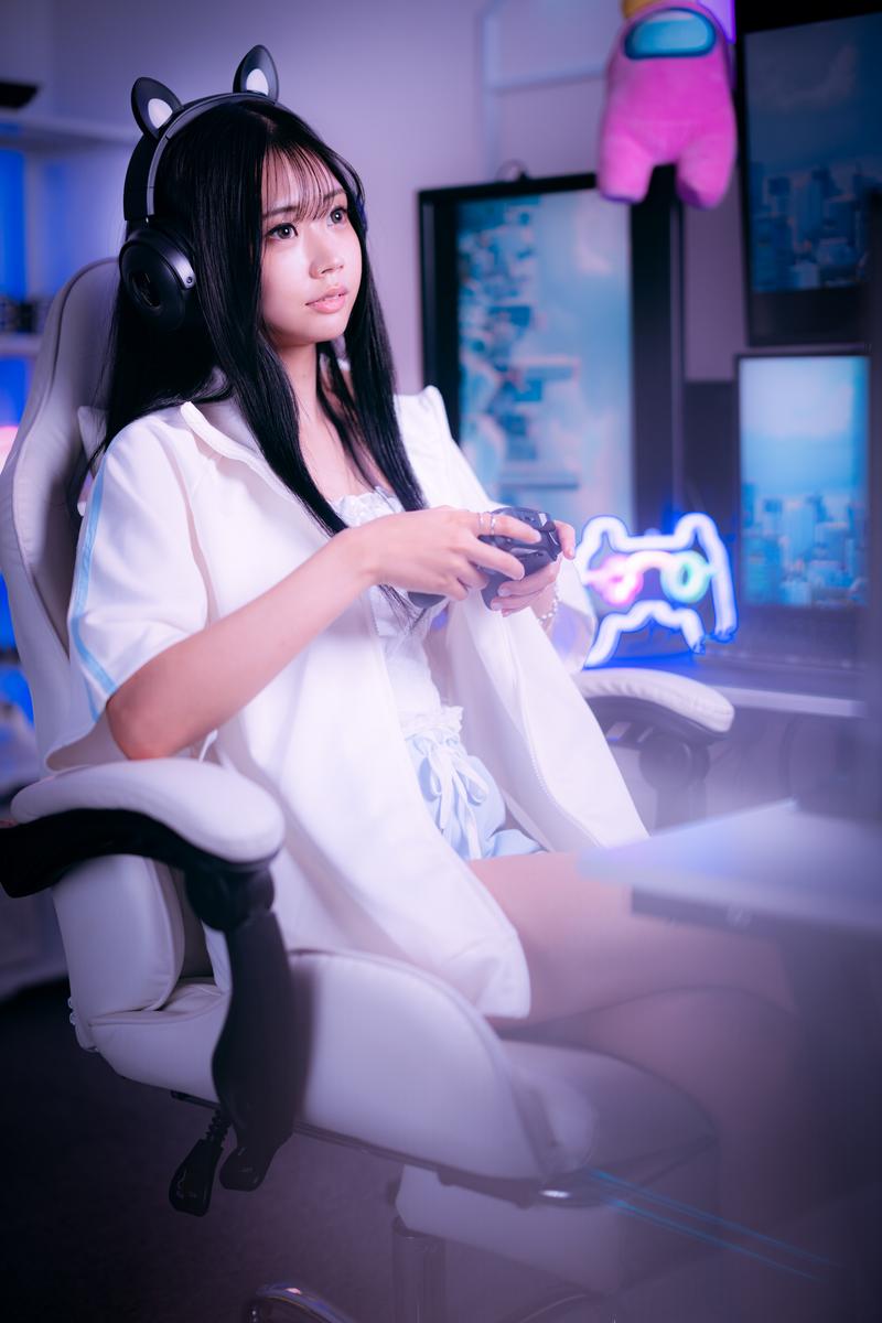 猫耳ヘッドセットでゲームコントローラーを握るゲーミング女性［モデル：れいか氏］