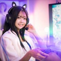 猫耳ヘッドセットで配信中のゲーミング女子の写真