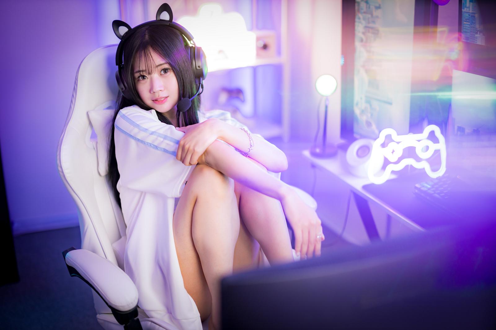 ゲーミングチェアに座り猫耳ヘッドセットを装着した女性［モデル：れいか氏］