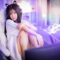 ゲーミングチェアでくつろぐ猫耳ヘッドセットの女子の写真