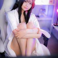 ゲーミングチェアでおやま座りをする女性ゲーマーの写真
