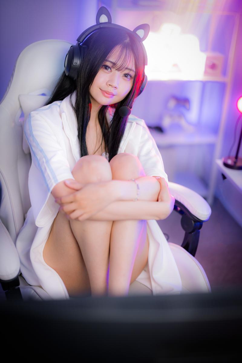ゲーミングチェアにおやま座りをする猫耳ヘッドセット装着の女性ゲーマー［モデル：れいか氏］