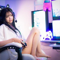 マルチディスプレイに囲まれた猫耳ヘッドセットのゲーミング女子の写真