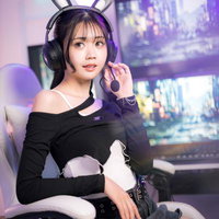 ゲーミング部屋で配信中のうさ耳ヘッドセット姿の女性の写真