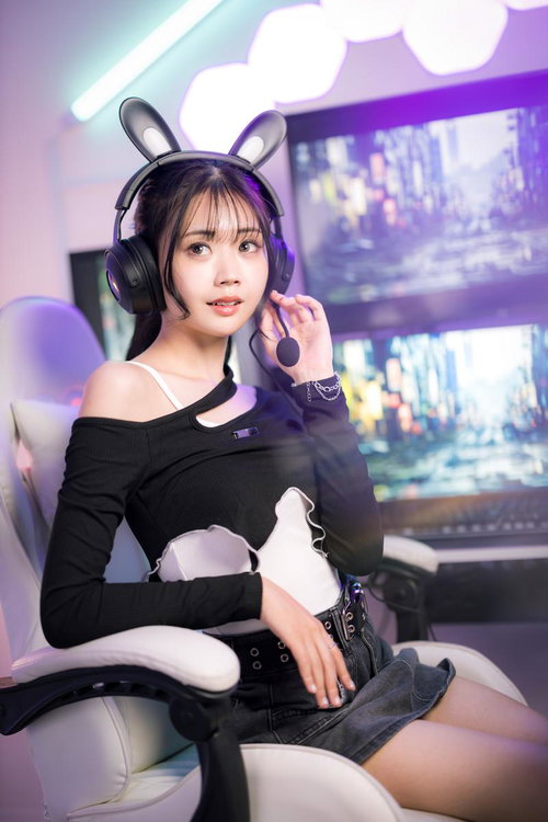 ゲーミング部屋で配信中のうさ耳ヘッドセット姿の女性