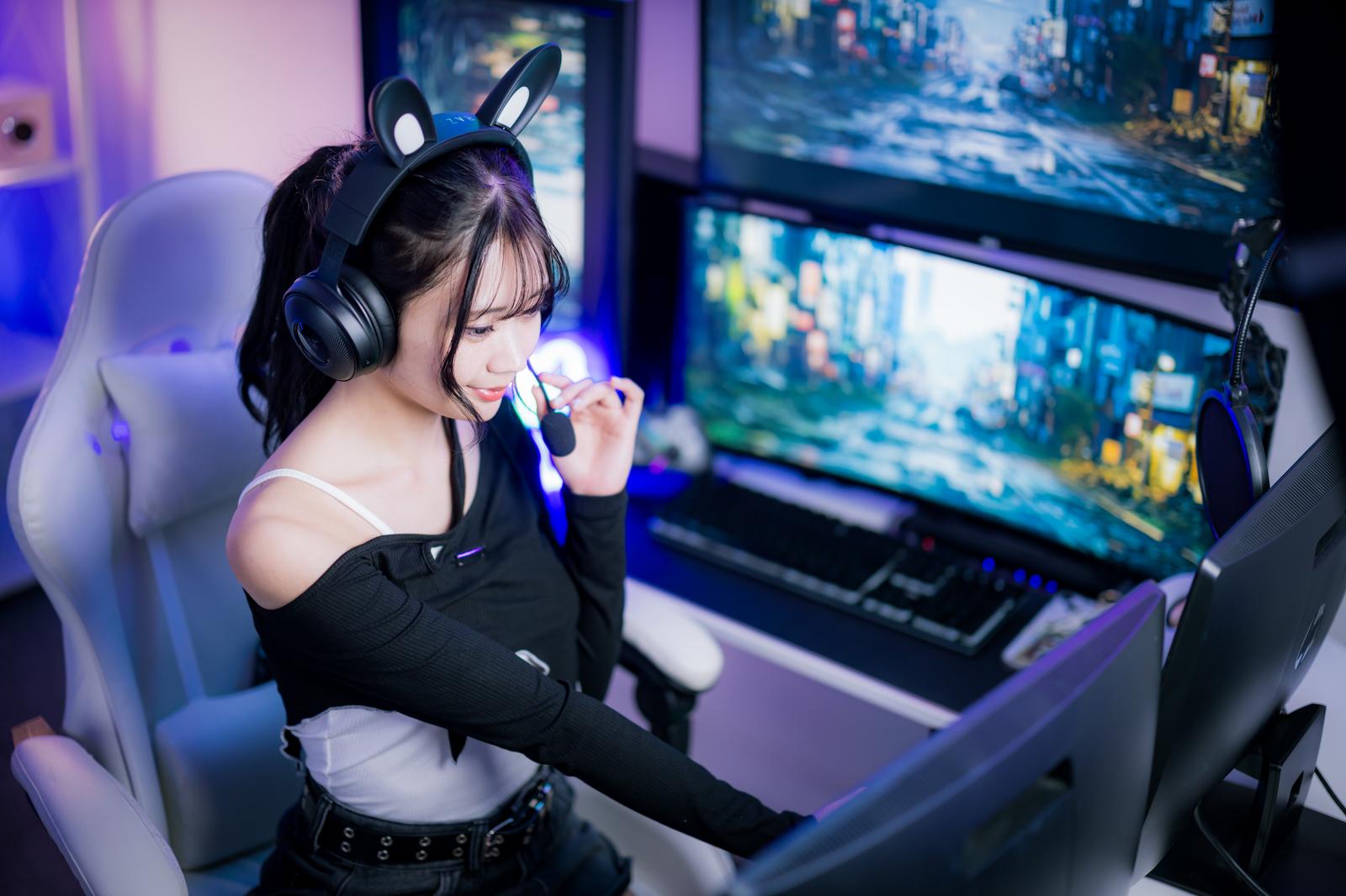 うさ耳ヘッドセットを着けマルチディスプレイの前で生配信するゲーミング女子［モデル：れいか氏］