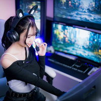 マルチディスプレイに囲まれて生配信するゲーミング女子の写真