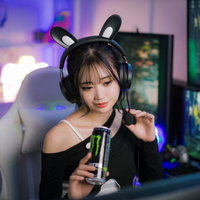 配信中にエナドリを飲むうさ耳ヘッドセットのゲーミング女子の写真