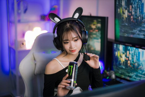 配信中にエナドリを飲むうさ耳ヘッドセットのゲーミング女子