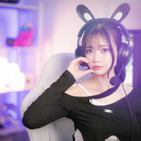 兎耳ヘッドセットを装着してポーズするゲーミング女子の頬ハートの写真