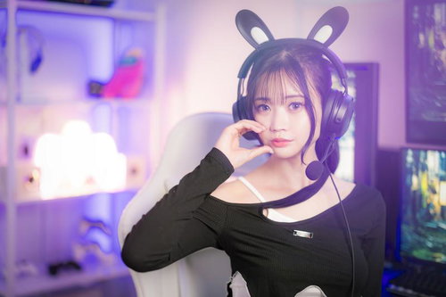 兎耳ヘッドセットを装着してポーズするゲーミング女子の頬ハート