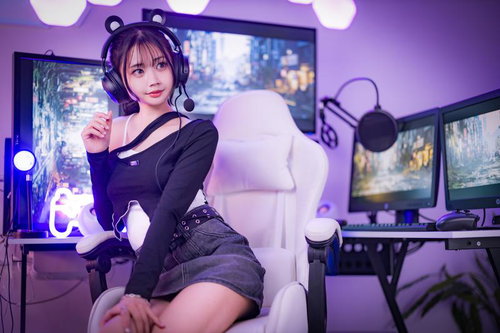 紫のネオン照明が映るゲーミングルームのゲーマー女子