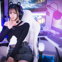 マルチディスプレイ環境でゲームをするゲーミング女子の写真