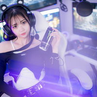 エナドリを手にするゲーミング女子のヘッドセット姿の写真