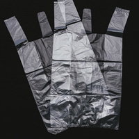 黒い背景に重なり合う透明なレジ袋の買い物の写真