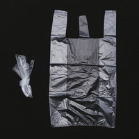 白いレジ袋を小さく結ぶ複数の袋 環境配慮の買い物風景の写真