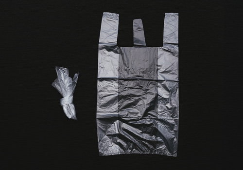 白いレジ袋を小さく結ぶ複数の袋 環境配慮の買い物風景