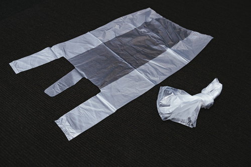 レジ袋有料化に伴い再利用するビニール袋と買い物