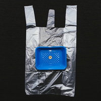 コンビニの有料レジ袋、1枚5円の値札が貼られた白い袋の写真