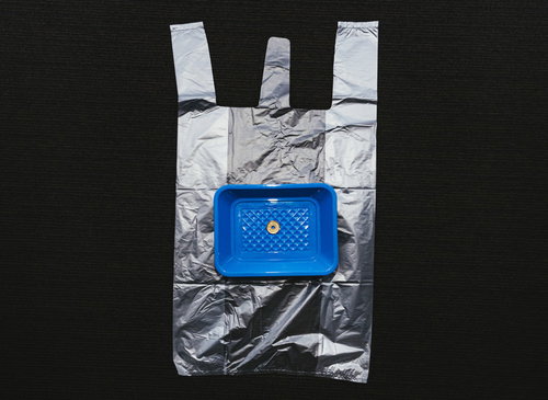 コンビニの有料レジ袋、1枚5円の値札が貼られた白い袋