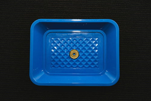 青いトレーに置かれた5円玉のお釣り