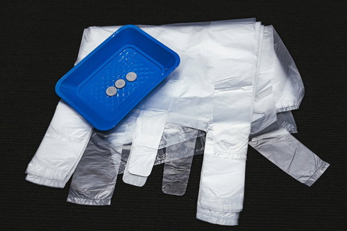 レジ袋有料化で3円かかった時の白いビニール袋と硬貨